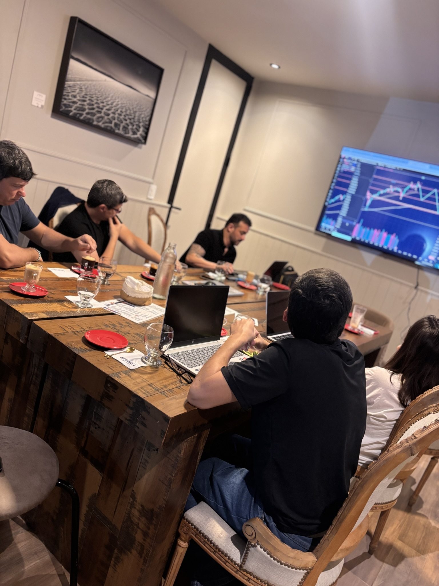 Meet del Club: miembros reunidos frente a una pantalla con un gráfico de mercado