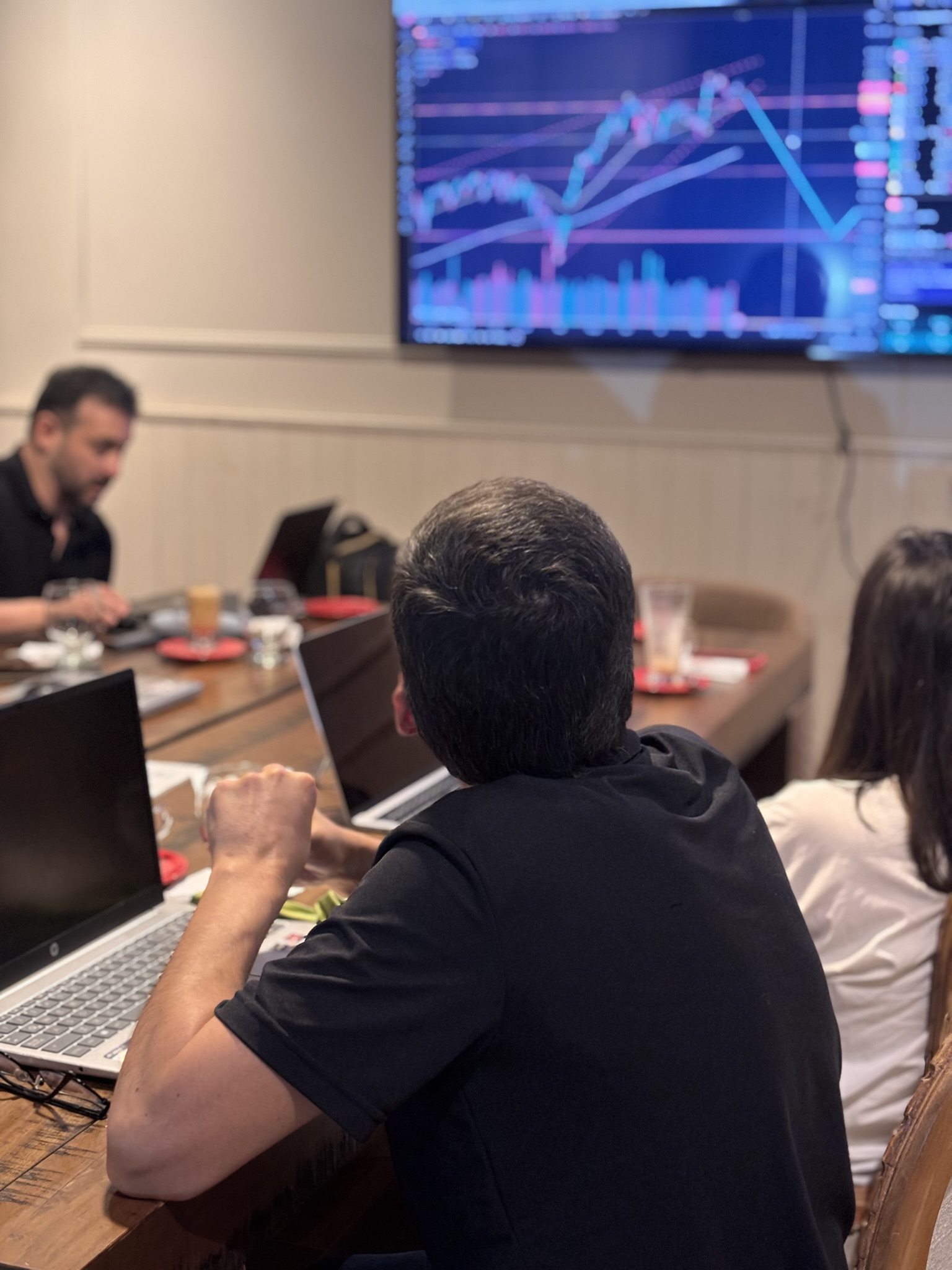 Grupo de análisis siguiendo un gráfico de mercado en vivo